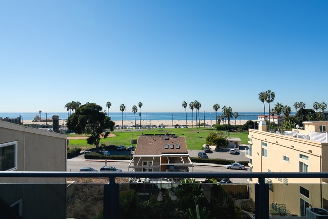 Building Photo - 6672 Vista Del Mar