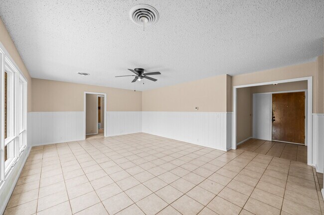 Building Photo - Open Concept 3/2/2, Minutes from LCU & Medical