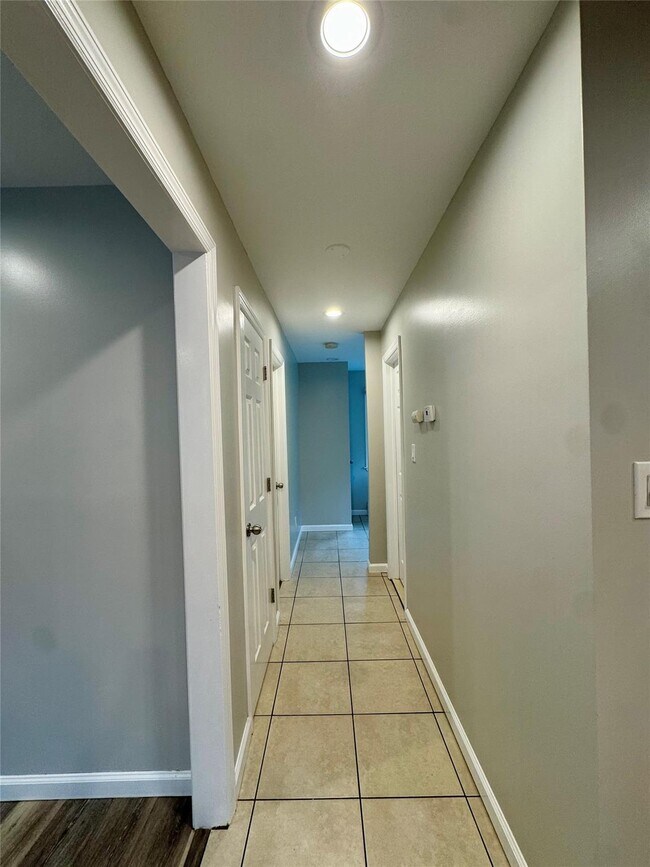 Building Photo - 10 Claremont Dr