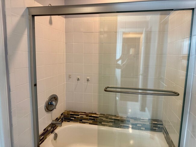 Building Photo - Classic Three Bedroom Home in Hilton Head ...