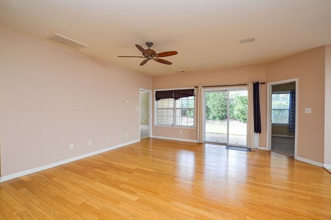 Building Photo - Inviting rancher ready now!