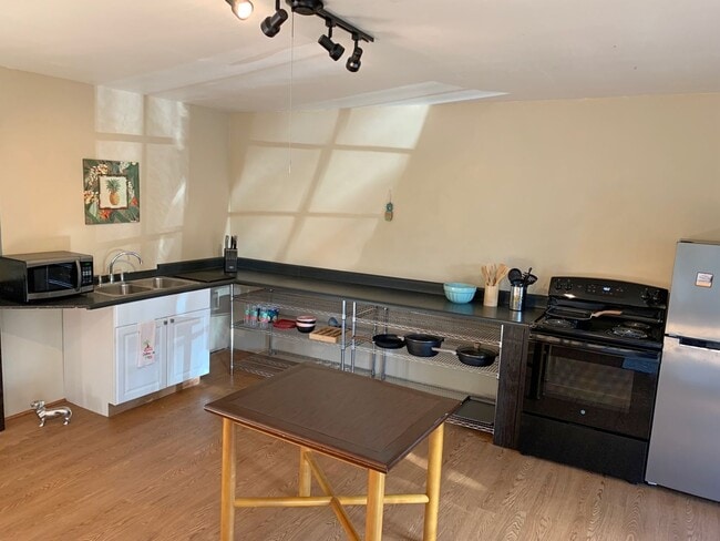 Building Photo - Beautiful Oceanfront 1 Bedroom Unit on Kaloli Point