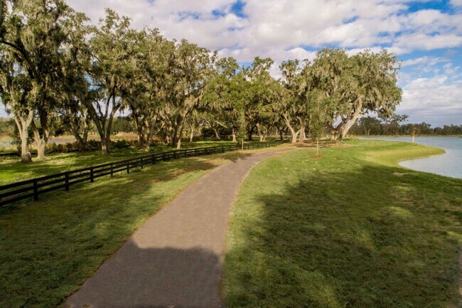 Building Photo - Live The Villages life: 3Bedrooms/2Baths furnished home with all the premier recreation access!