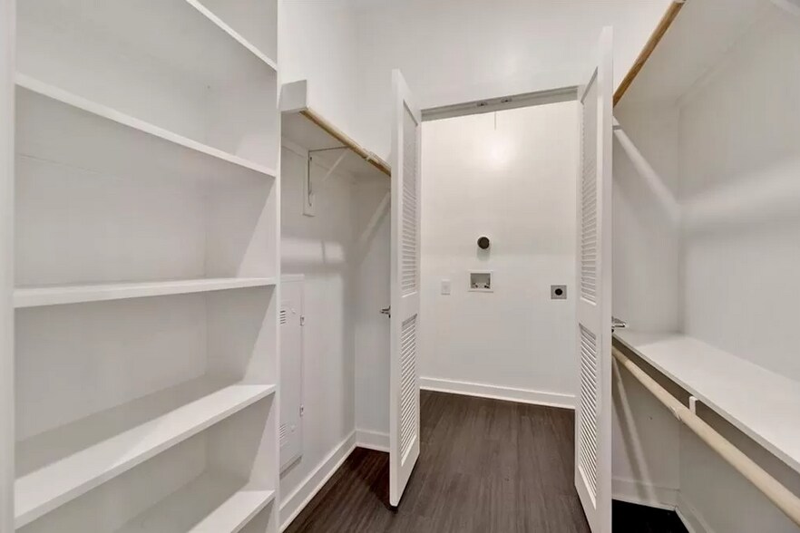 closet - 4361 S Congress Ave