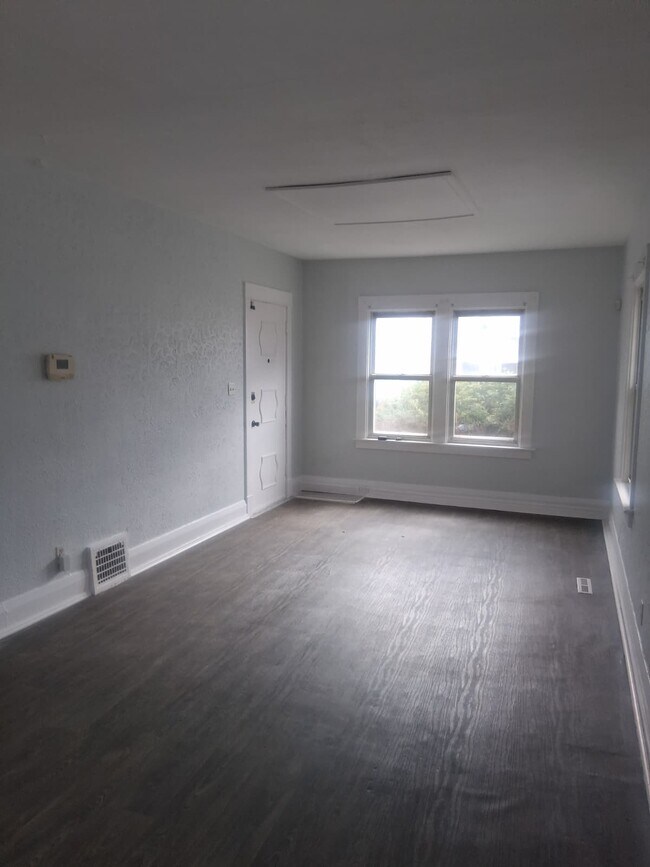 Building Photo - 1942 Barrows St