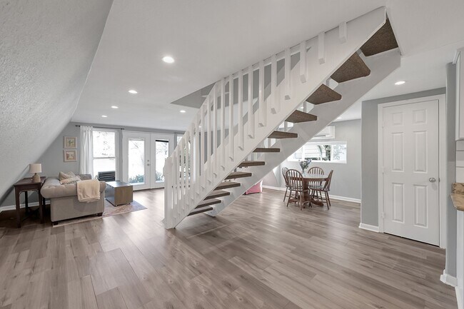 Building Photo - 1500 W Pine Lake Cir