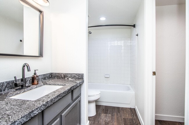 Building Photo - 1318 E Cobb Dr