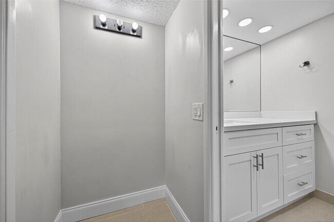 Building Photo - 3090 N Course Dr