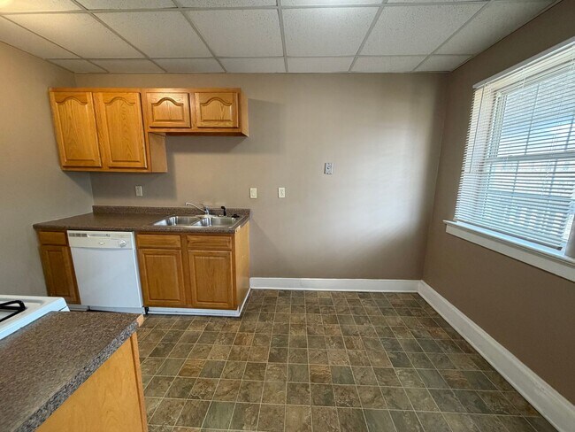 Building Photo - North of Downtown Akron: Updated 1BR with Tall Ceilings & Natural Light