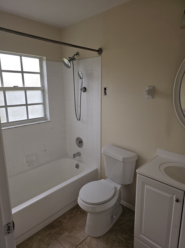 Building Photo - 311 Oak Ln Dr