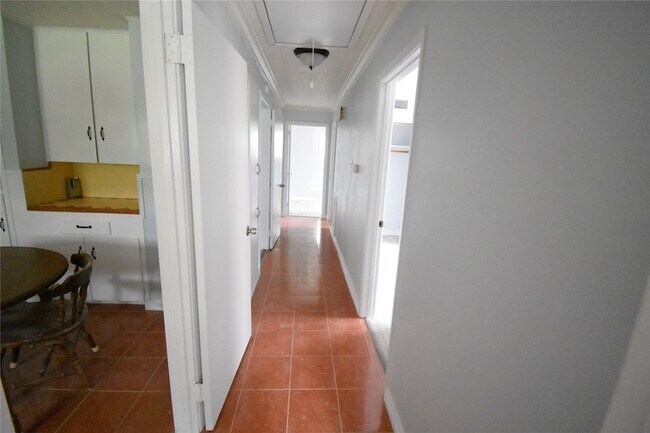 Building Photo - 1706 Oaks Dr