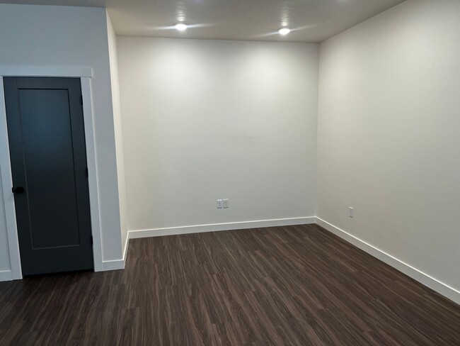 Building Photo - GET $1000 OFF THE FIRST MONTHS RENT!!!