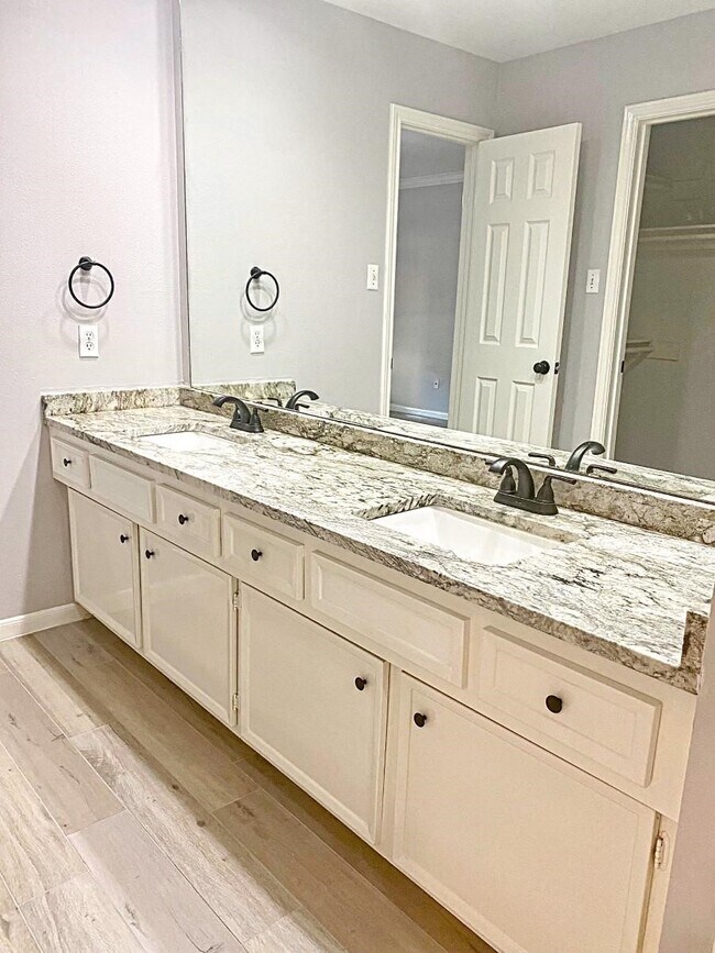 Building Photo - 2338 Brookdale Dr