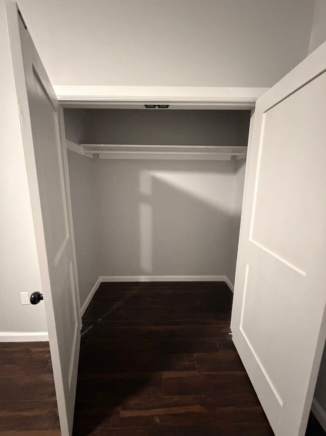 Building Photo - 906 Summit Ave