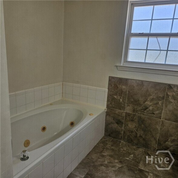 Building Photo - 711 Plantation Dr