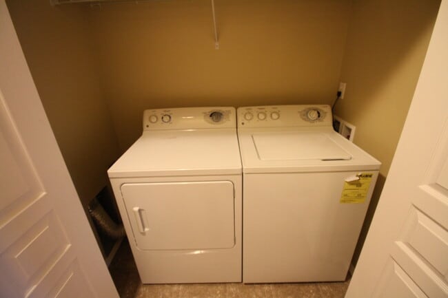 Building Photo - Move in Special $500 OFF First Month's Rent