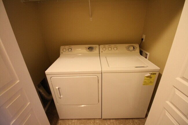 Building Photo - Newer Condo with 2 car Garage in S. Salem!