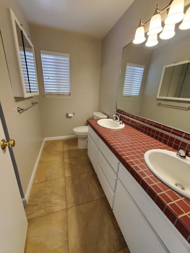 Building Photo - Updated 3bd/2ba House One Block from Ocean...