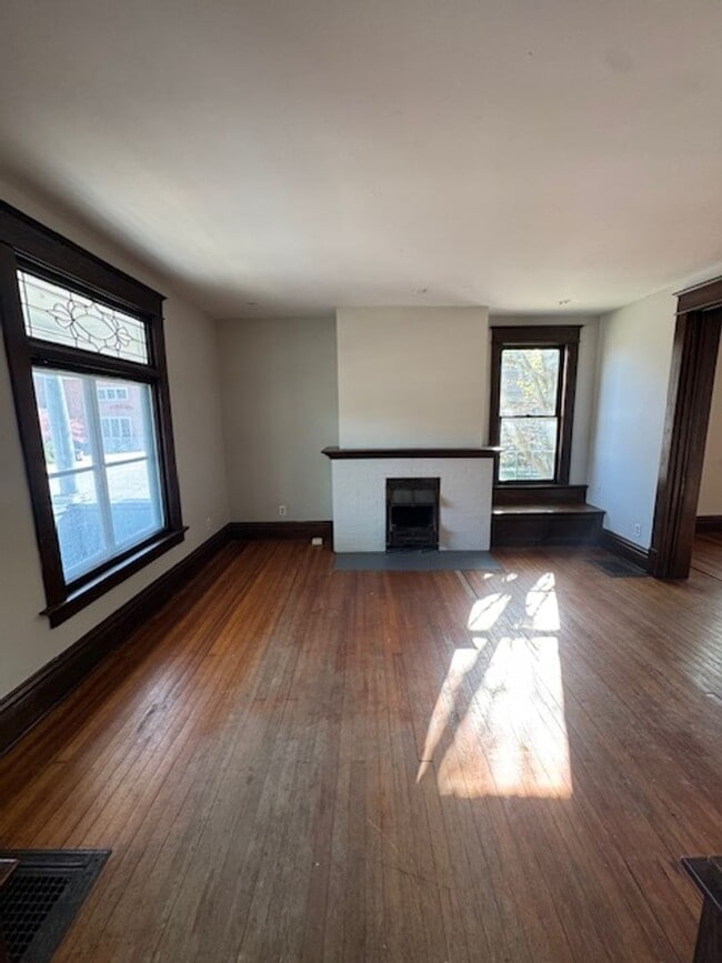 Building Photo - 901 W Main St