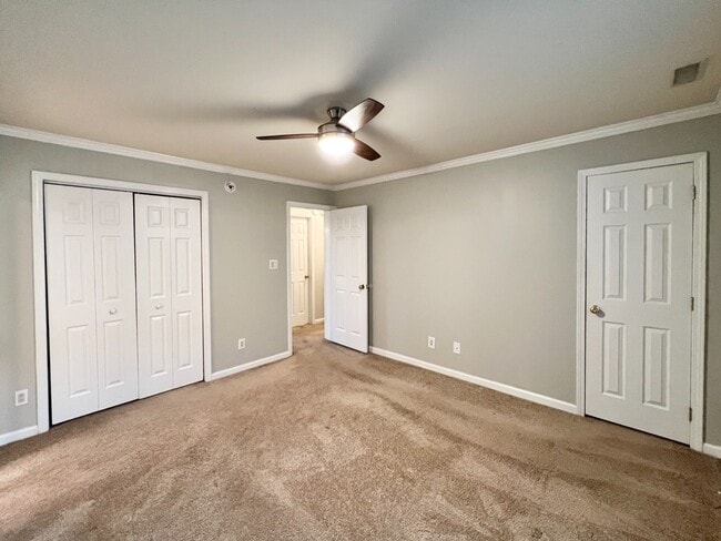 Building Photo - Spacious 2 Bed Condo!