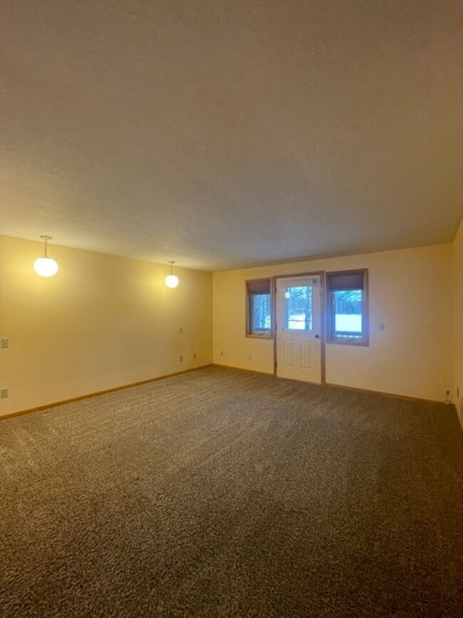 Building Photo - Long Term Rental on Lake Five!