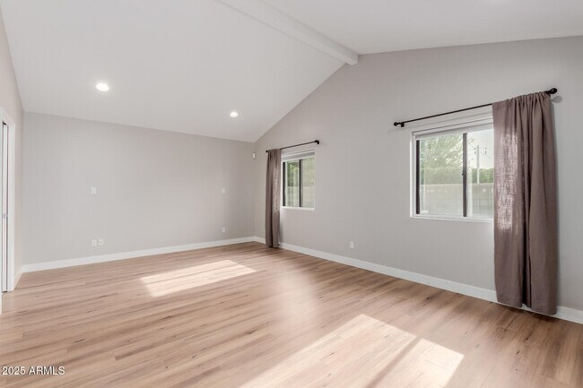 Building Photo - 5001 E Mitchell Dr