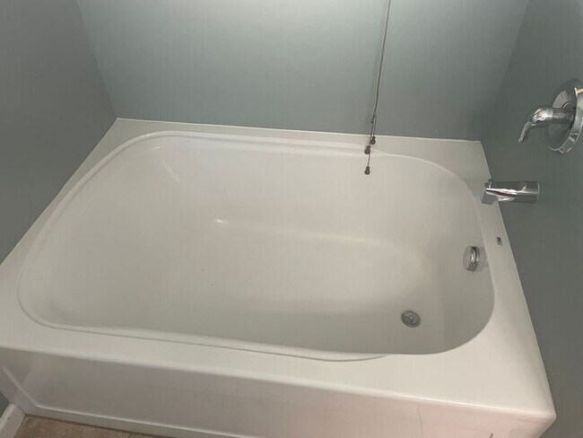 Building Photo - Large 3 Bedroom/2.5 Bath/Bonus/Florida Room