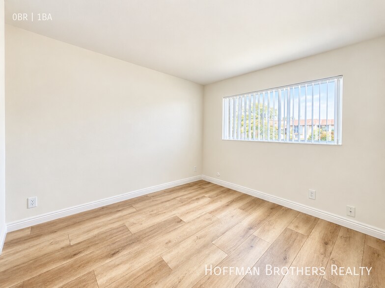 Building Photo - 14024 Oxnard St