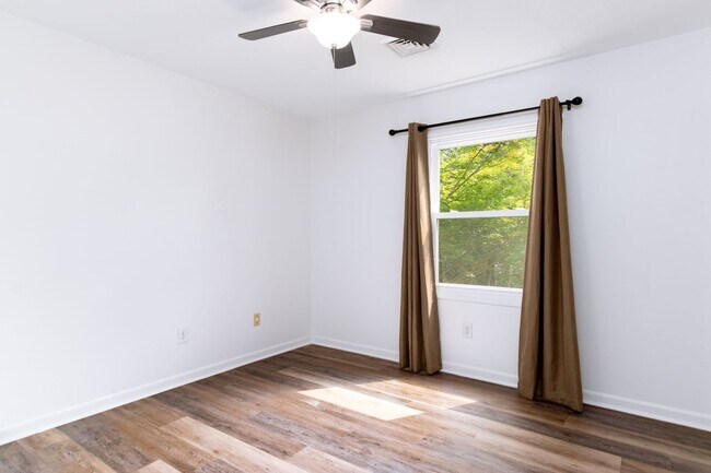 Building Photo - 4 bed/3 bath Walk to Lane Stadium Pet Frie...