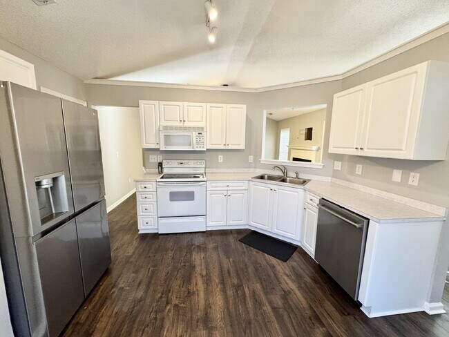 Building Photo - The perfect 3 bed, 2 bath home located in ...