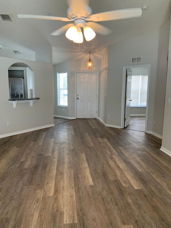 Building Photo - Updated 3 bed/ 2bath- Lehigh Woods