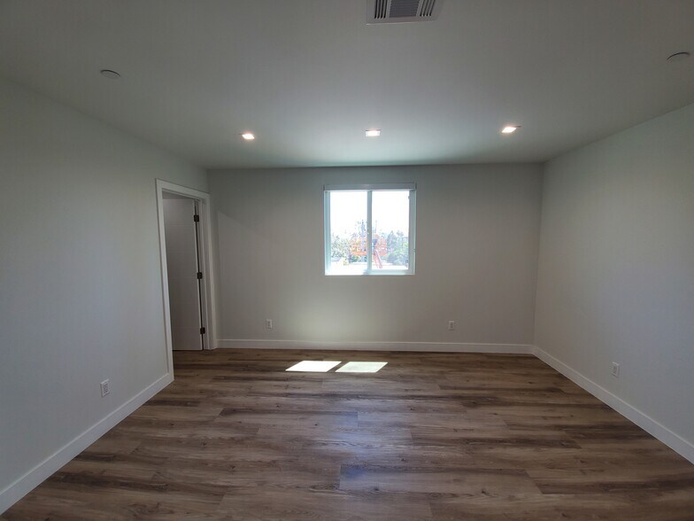 Building Photo - 2337 S Crenshaw Blvd