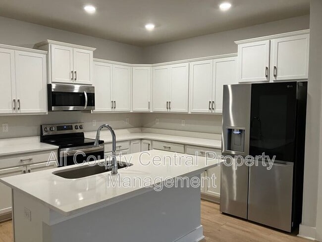 Building Photo - 132 Clift Farm Dr