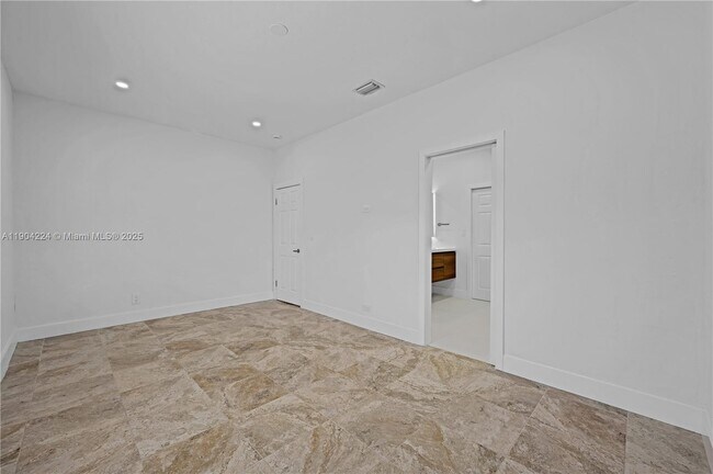 Building Photo - 818 NE 3rd St