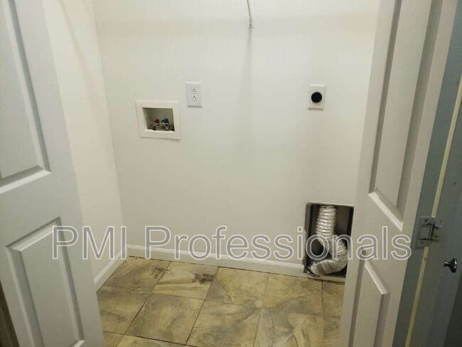 Building Photo - 2743 Painted Pony Dr