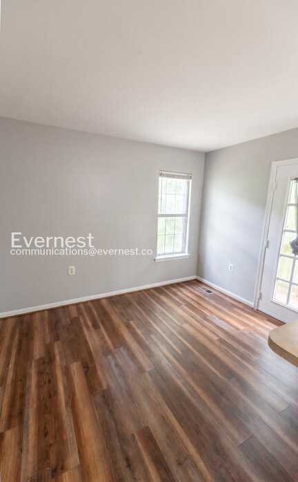 Building Photo - 3 Bed/3.5 Bath Townhome with Fenced Yard / Available Now!