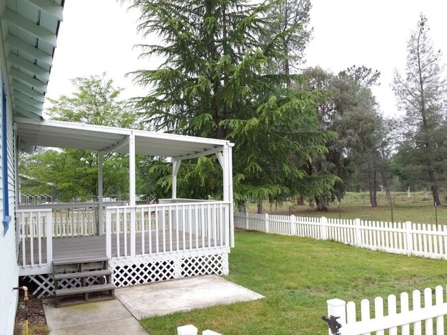 Building Photo - Country Charm Just Minutes From Town!