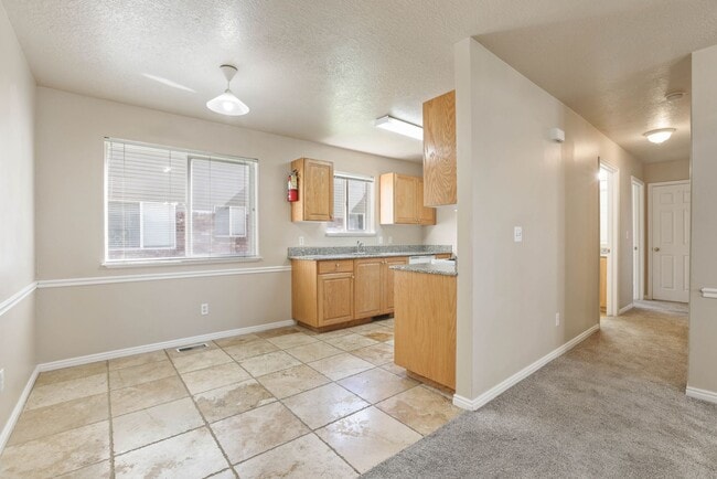 Building Photo - 2 Bed 1 Bath GROUND FLOOR Condo in Rexburg...