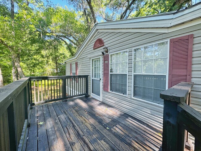 Building Photo - Country living close to everything! 3BR/2B...