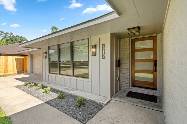 Building Photo - 9606 Pine Lake Dr