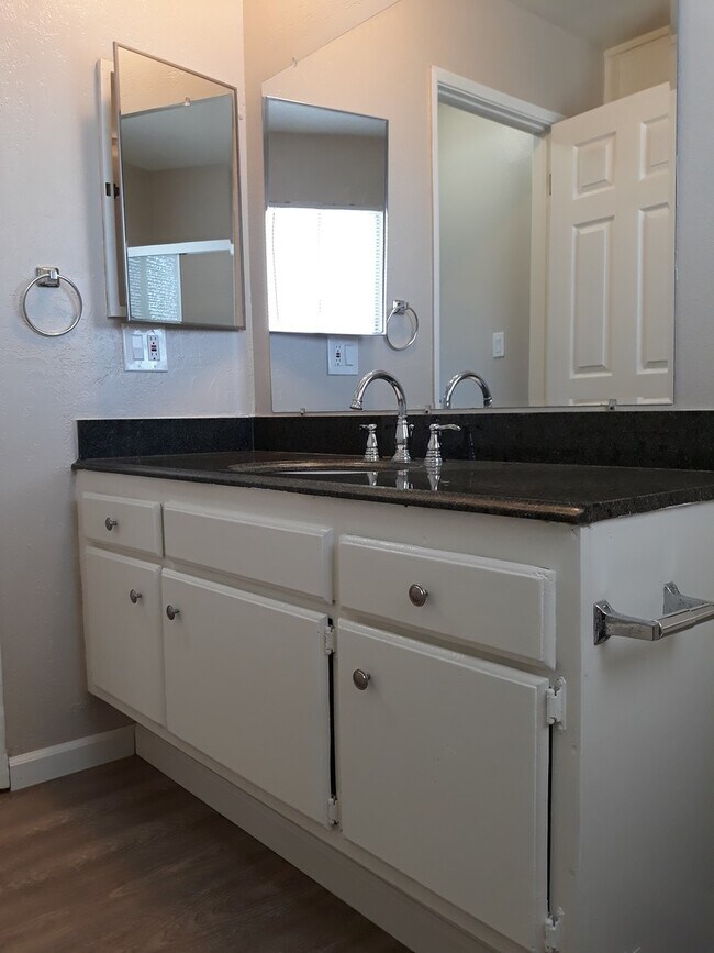 Building Photo - 3 Bed/ 1 Bath San Pedro **$2495**