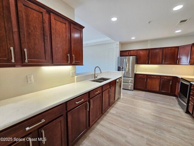 Building Photo - 590 S Banana River Dr