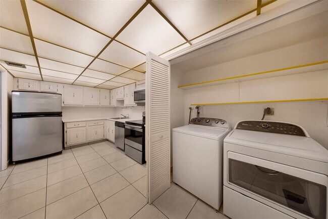 Building Photo - 2601 S Palm Aire Dr