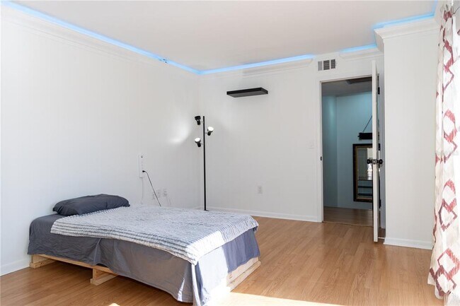 Building Photo - 1794 S Park Ave