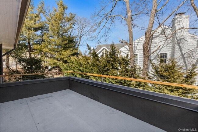 Building Photo - 16 Lyons Pl