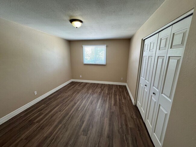 Building Photo - 3 Bedroom - 2  Bedroom - 1656 Sq. Ft - Cas...