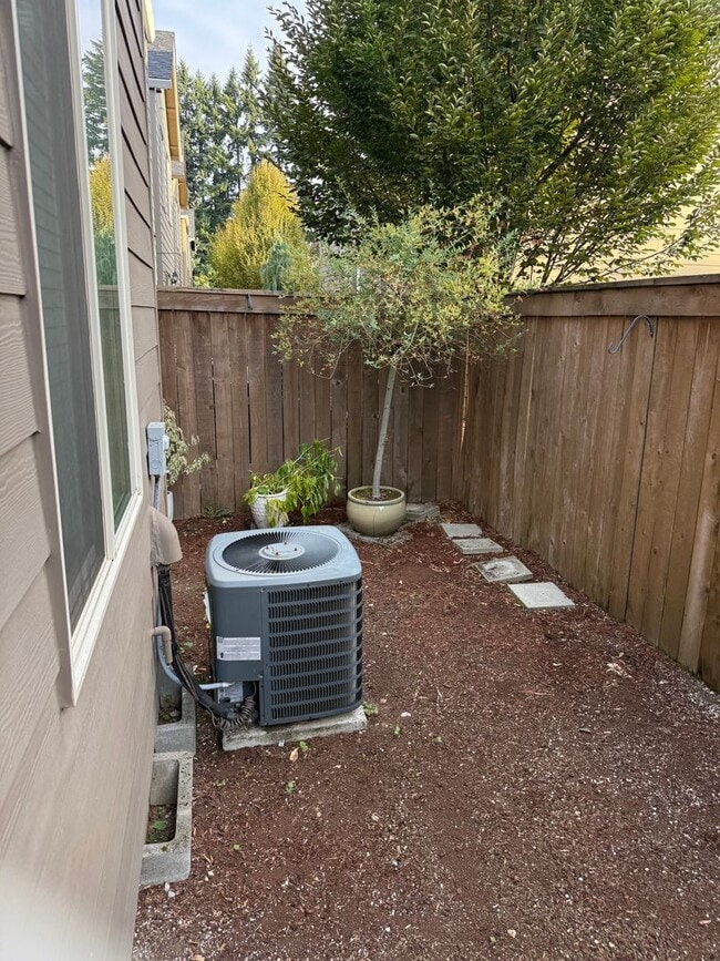 Building Photo - Beautiful 3 Bedroom House with High Ceilin...