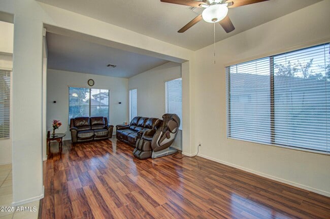 Building Photo - 218 E Sunburst Ln