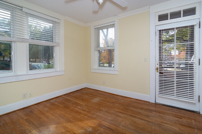 Building Photo - The Senate Club - 2 bedroom/2 bath **** MO...