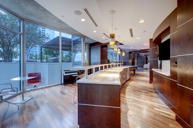 Building Photo - 360 Nueces St